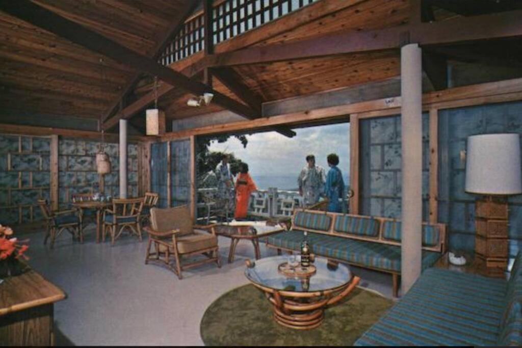 Mid-Century: Caribbean Style Apartment Contant  Екстериор снимка
